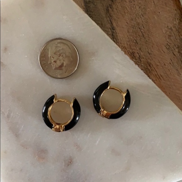 Gold huggy hoop earrings - Picture 8 of 8